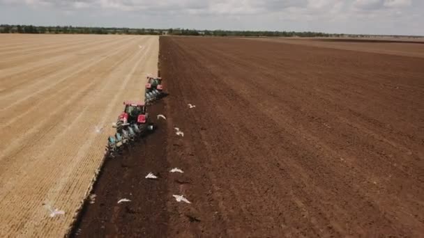 Červený traktor se pzáří na zemi — Stock video