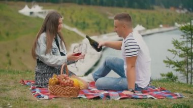 Çift kadehlere şarap döker.