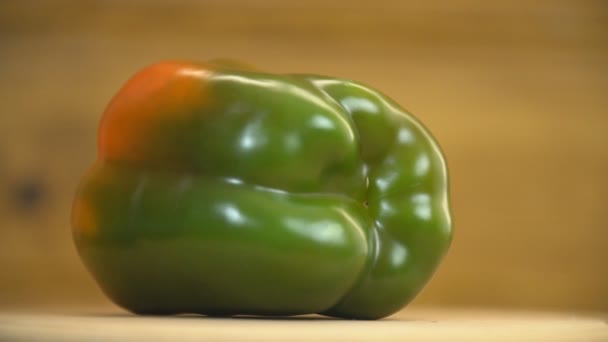Green pepper spins on a tray — Stock Video