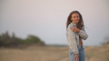 Uzun saçlı ve kot pantolonlu kız.