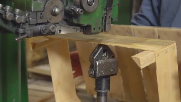 Relier des planches en bois — Video