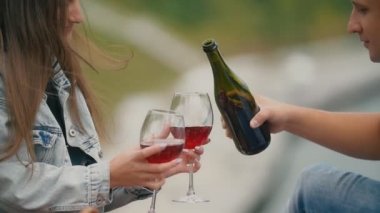 Çift kadehlere şarap döker.