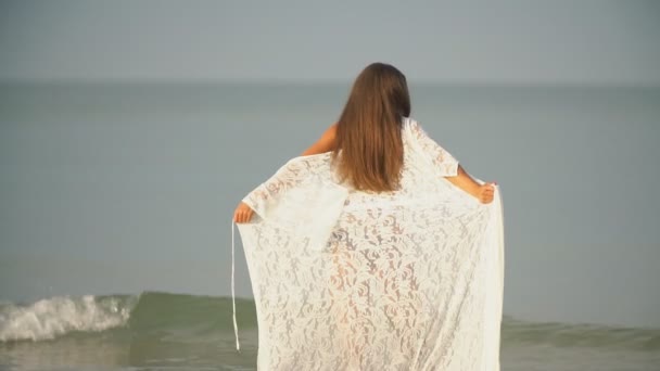 Menina caminha pelo mar perto da costa — Vídeo de Stock