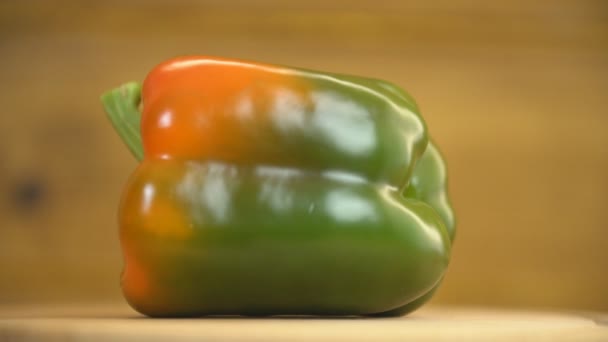 Green pepper spins on a tray — Stock Video