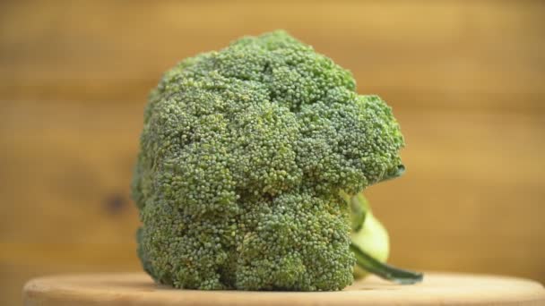 Brócoli en una bandeja de madera — Vídeo de stock