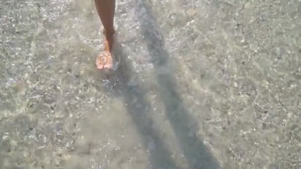 Piedi femminili che camminano sull'acqua — Video Stock