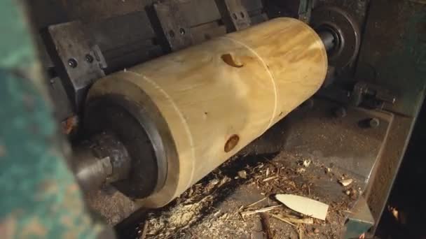 Madera redonda girando en una máquina — Vídeos de Stock