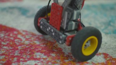 Ukrayna, Chernivtsi, Şubat 04, 2020: Tekerlekli robot savaşçısı