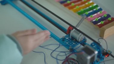 Ksilofon elin hareketini izliyor