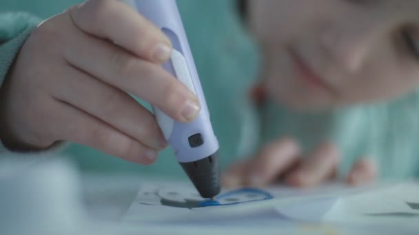 Girl draws 3d pen — Stock Video