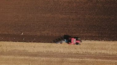 kırmızı traktör zemin pulluklar