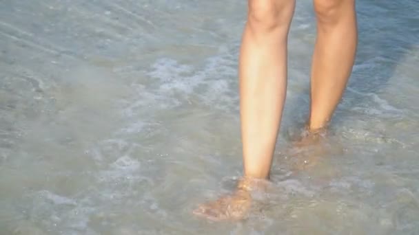 Pies femeninos caminando sobre el agua — Vídeo de stock