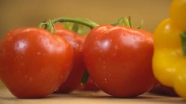 Tepside domates, biber ve sarımsak.