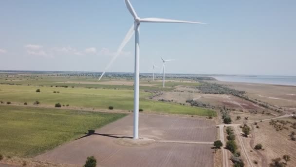 Windturbine vanaf een hoogte — Stockvideo