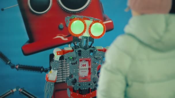 Oekraïne, Tsjernivtsi, 04 februari 2020: Een kind kijkt wat de robot doet — Stockvideo