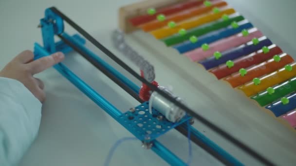 Xylophone die de beweging van de hand controleert — Stockvideo