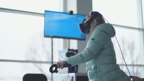 Bebê joga realidade virtual — Vídeo de Stock