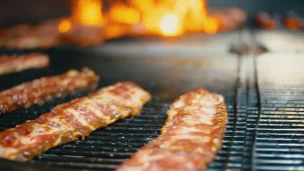 Trozos de costillas con carne frita al fuego — Vídeo de stock