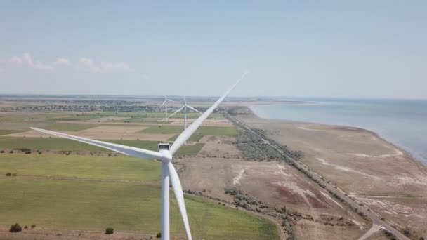 Windturbine vanaf een hoogte — Stockvideo