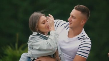 Çift doğa içinde istirahat