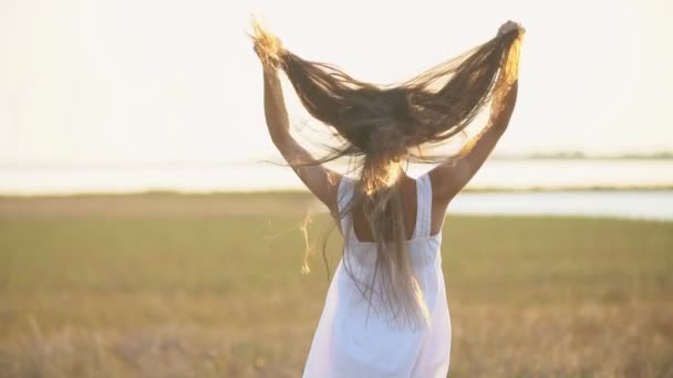 Mujer con el pelo largo caminando — Vídeos de Stock