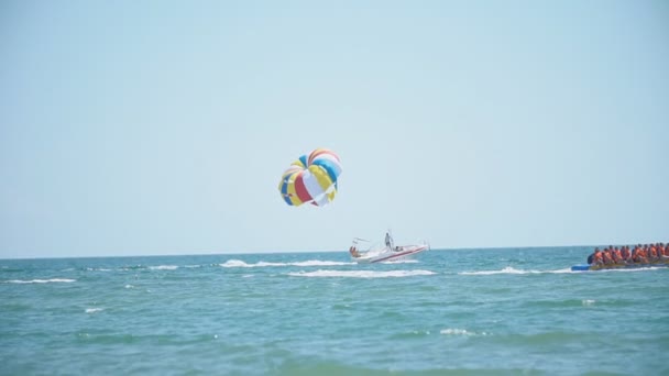 Parachute attached to the boat — Stock Video