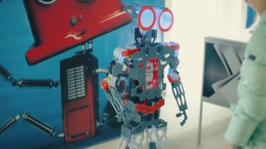 Ukrayna, Chernivtsi, Şubat 04, 2020: Bir çocuk robotun ne yaptığını izler