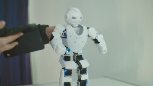 Украина, Черновцы, 04 февраля 2020 года: Белый робот танцует — стоковое видео