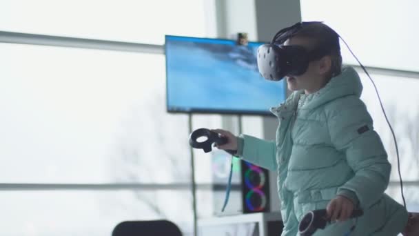 Bebê joga realidade virtual — Vídeo de Stock