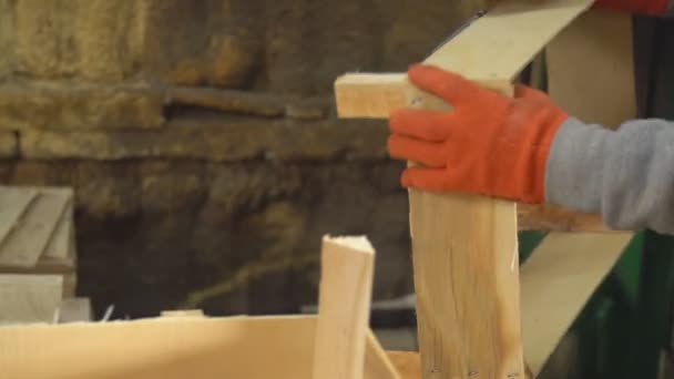 Fixer le fond d'une boîte en bois — Video