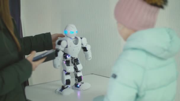 Ucrania, Chernivtsi, 04 de febrero de 2020: Un robot blanco está bailando — Vídeos de Stock