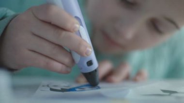 Kız 3D kalem çiziyor