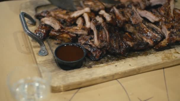 Camarero corta costillas de cerdo fritas — Vídeo de stock