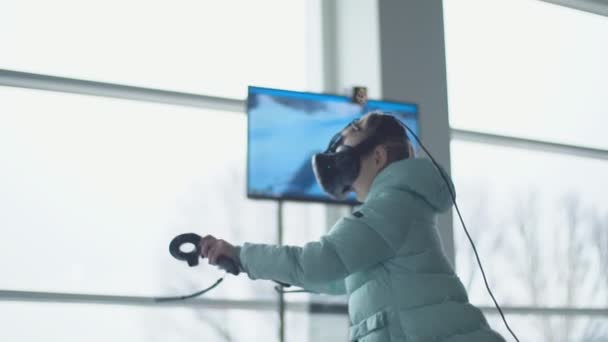 Bebé juega realidad virtual — Vídeo de stock