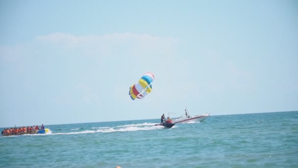 Parachute attaché au bateau — Video