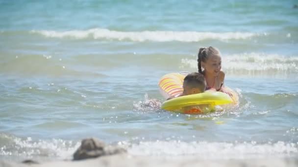Діти плавають у морі — стокове відео