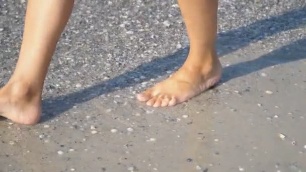 Pies femeninos caminando sobre el agua — Vídeo de stock