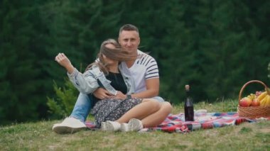 Çift doğa içinde istirahat