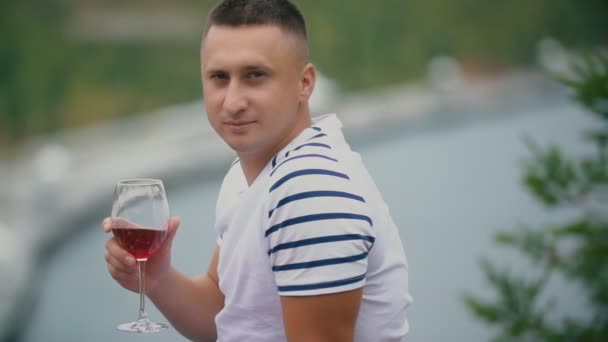 Hombre con una copa de vino — Vídeo de stock