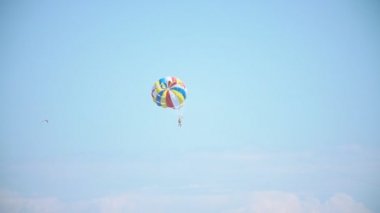 Paraşüt tekneye bağlı.