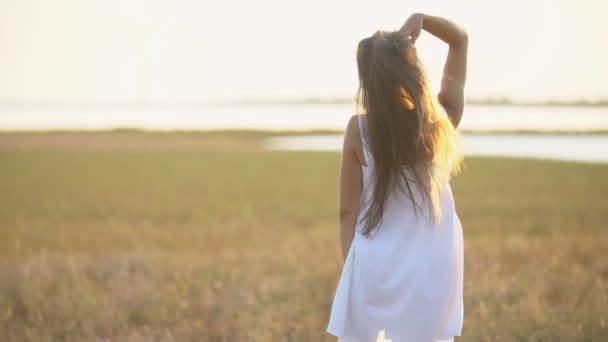 Vrouw met lange haren lopen — Stockvideo