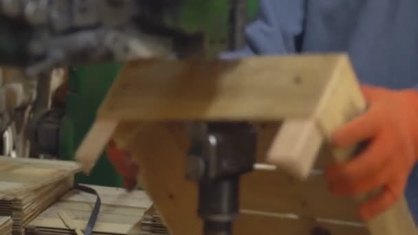 Fijar la parte inferior de una caja de madera — Vídeo de stock