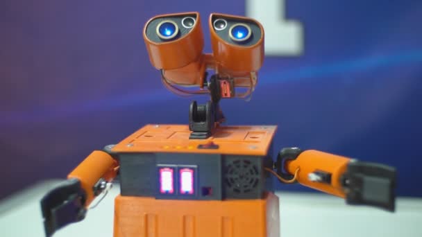 Украина, Черновцы, 04 февраля 2020 г. Робот WALL-E что-то ищет — стоковое видео