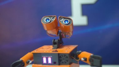 Ukrayna, Chernivtsi, Şubat 04, 2020. Wall-E robotu bir şey arıyor.