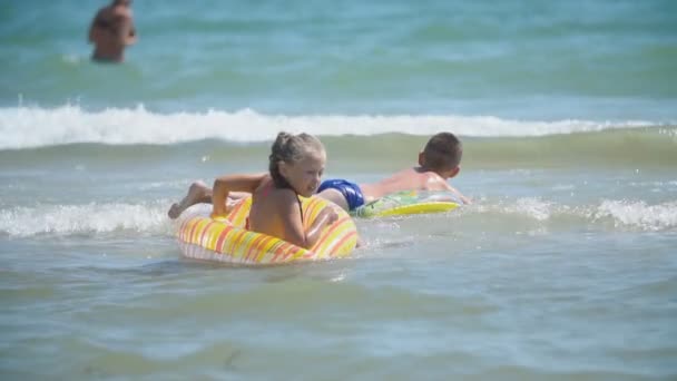 Niños nadan en el mar — Vídeo de stock