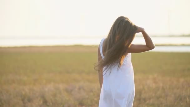 Frau mit langen Haaren zu Fuß — Stockvideo