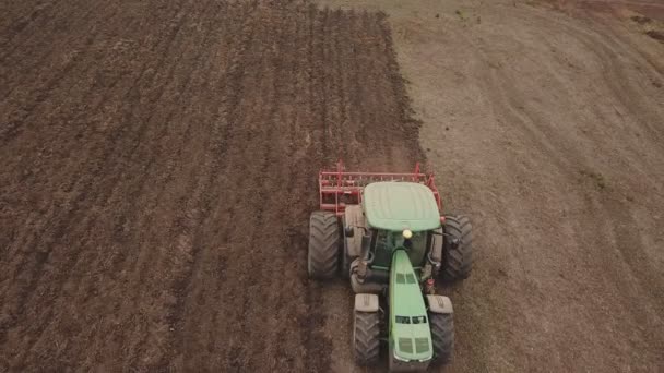 Tractor arada un campo — Vídeo de stock