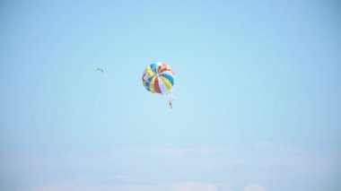 Paraşüt tekneye bağlı.