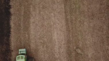 Traktör tarlayı sürüyor