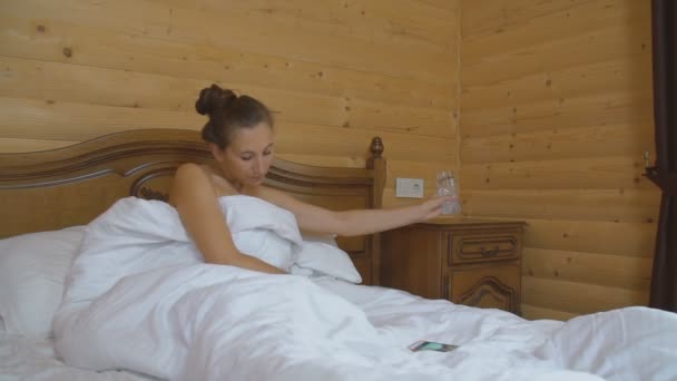 Frau liegt im Bett — Stockvideo